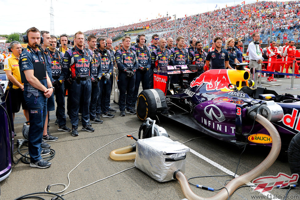 Los mecánicos de Red Bull durante el minuto de silencio en honor a Bianchi