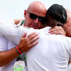 El padre de Jules Bianchi y Fernando Alonso se funden en un abrazo