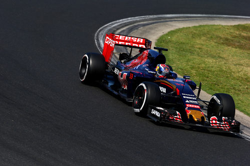 Max Verstappen escala muchas posiciones en carrera
