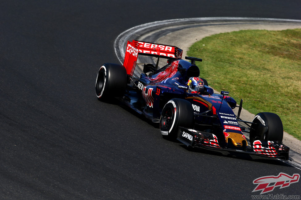 Max Verstappen escala muchas posiciones en carrera