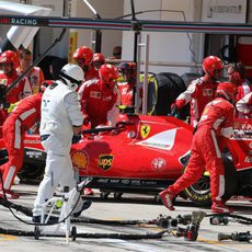 Kimi Raikkonen intentando solucionar su problema con una parada