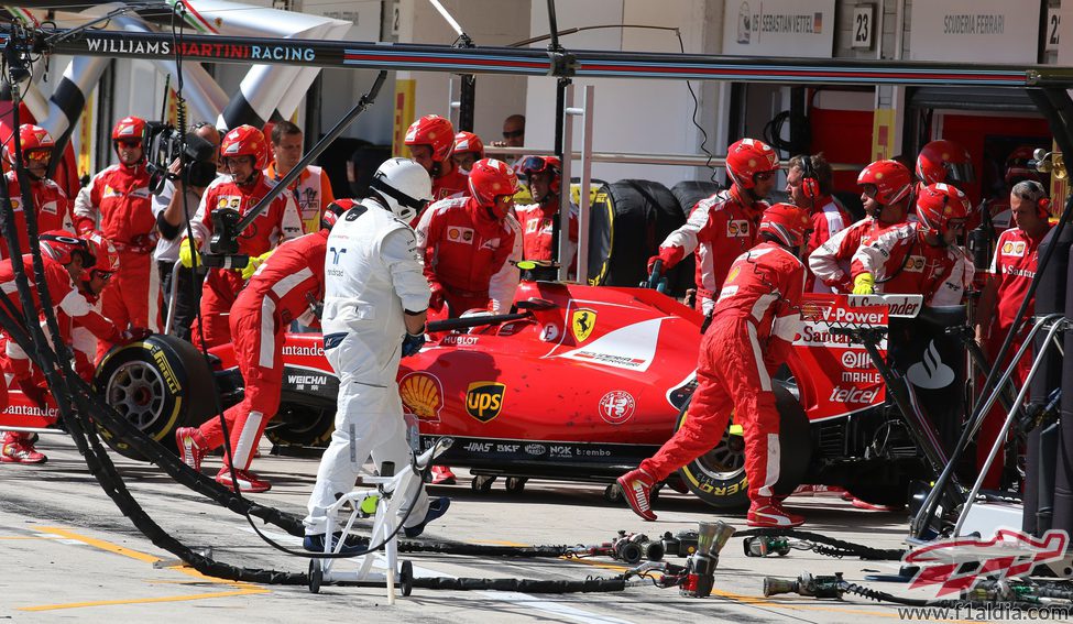 Kimi Raikkonen intentando solucionar su problema con una parada