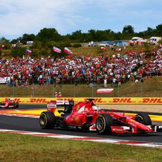 Los dos Ferrari lideran la carrera