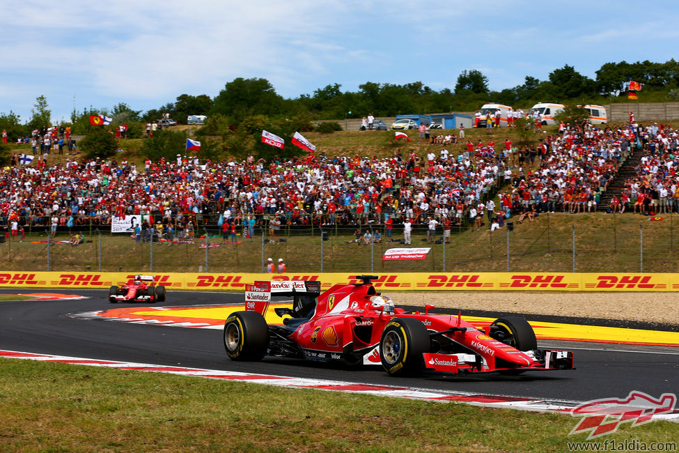 Los dos Ferrari lideran la carrera