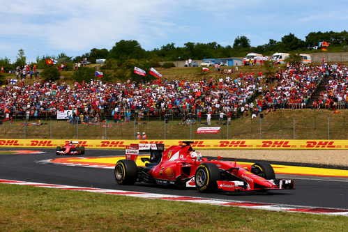 Los dos Ferrari lideran la carrera