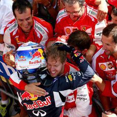 Sebastian Vettel y Daniel Ricciardo se felicitan con un abrazo