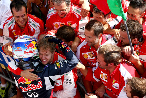 Sebastian Vettel y Daniel Ricciardo se felicitan con un abrazo