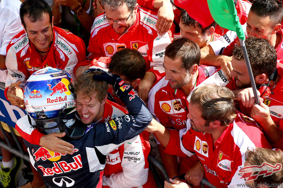 Sebastian Vettel y Daniel Ricciardo se felicitan con un abrazo