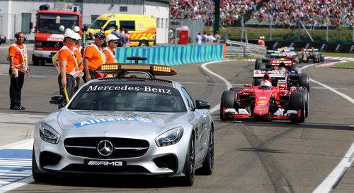 Sebastian Vettel lidera tras el coche de seguridad