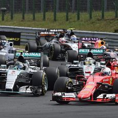 Nico Rosberg adelantando a Lewis Hamilton en la salida