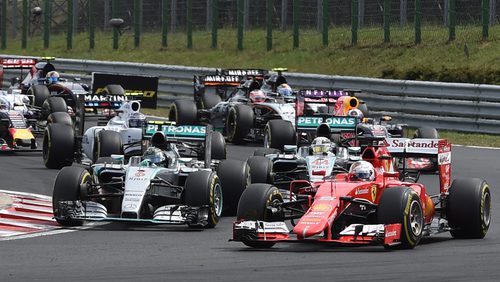 Nico Rosberg adelantando a Lewis Hamilton en la salida