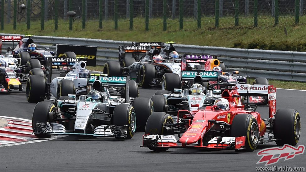 Nico Rosberg adelantando a Lewis Hamilton en la salida