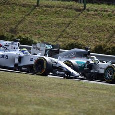 Lewis Hamilton adelantando a Felipe Massa