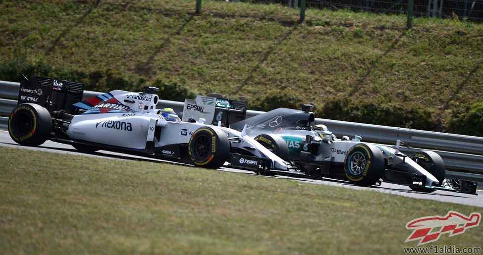 Lewis Hamilton adelantando a Felipe Massa