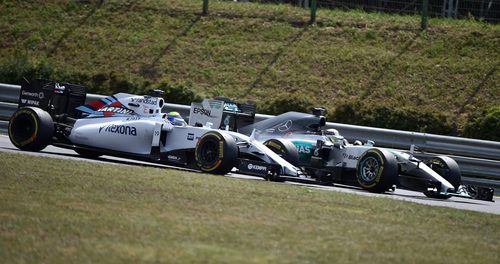 Lewis Hamilton adelantando a Felipe Massa