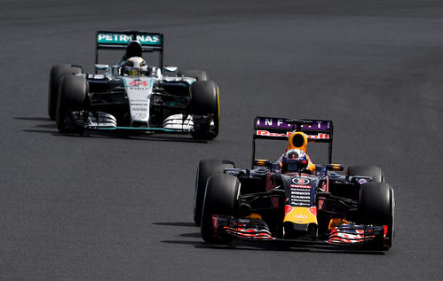 Lewis Hamilton atacando a Daniel Ricciardo