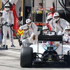 Valtteri Bottas realizando una parada extra por un pinchazo