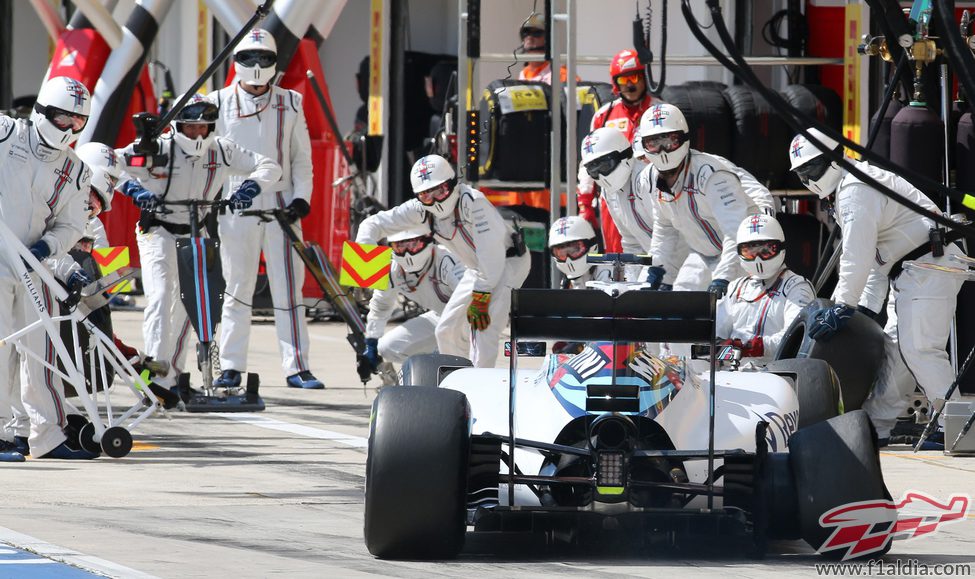 Valtteri Bottas realizando una parada extra por un pinchazo