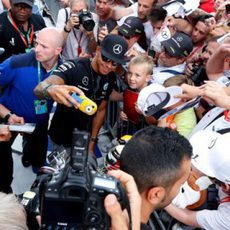 Lewis Hamilton rodeado de aficionados en Spa