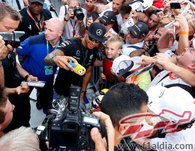 Lewis Hamilton rodeado de aficionados en Spa