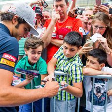 Carlos Sainz firma autógrafos en la pista de Spa