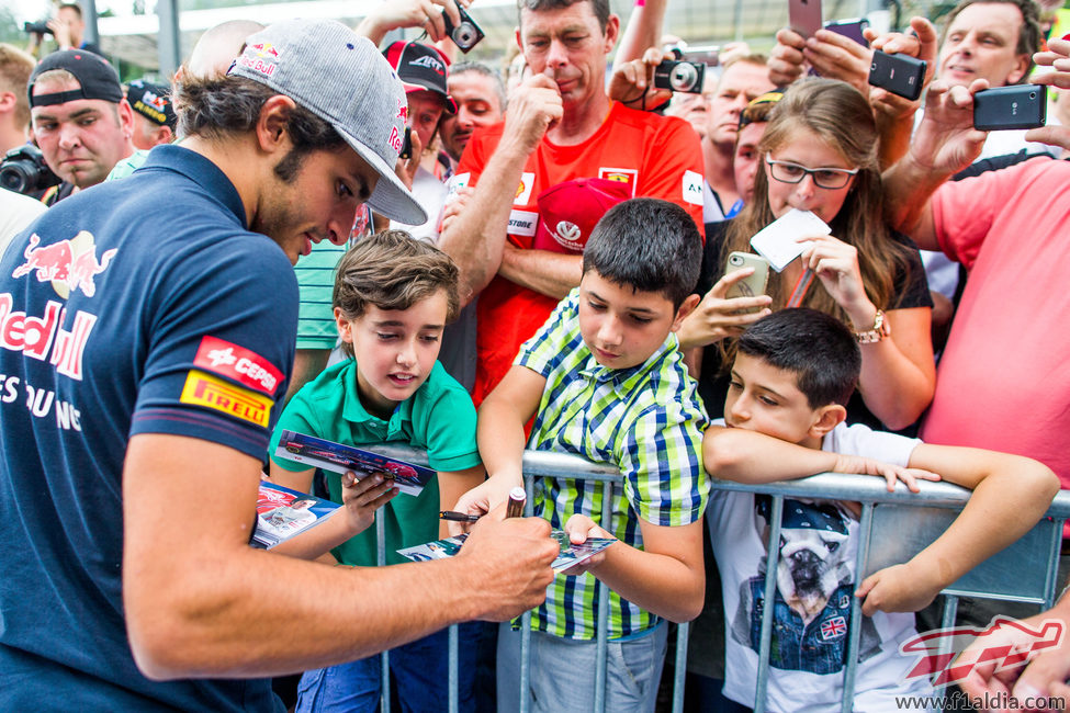 Carlos Sainz firma autógrafos en la pista de Spa