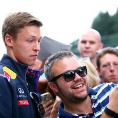 Fotos con los aficionados para Daniil Kvyat