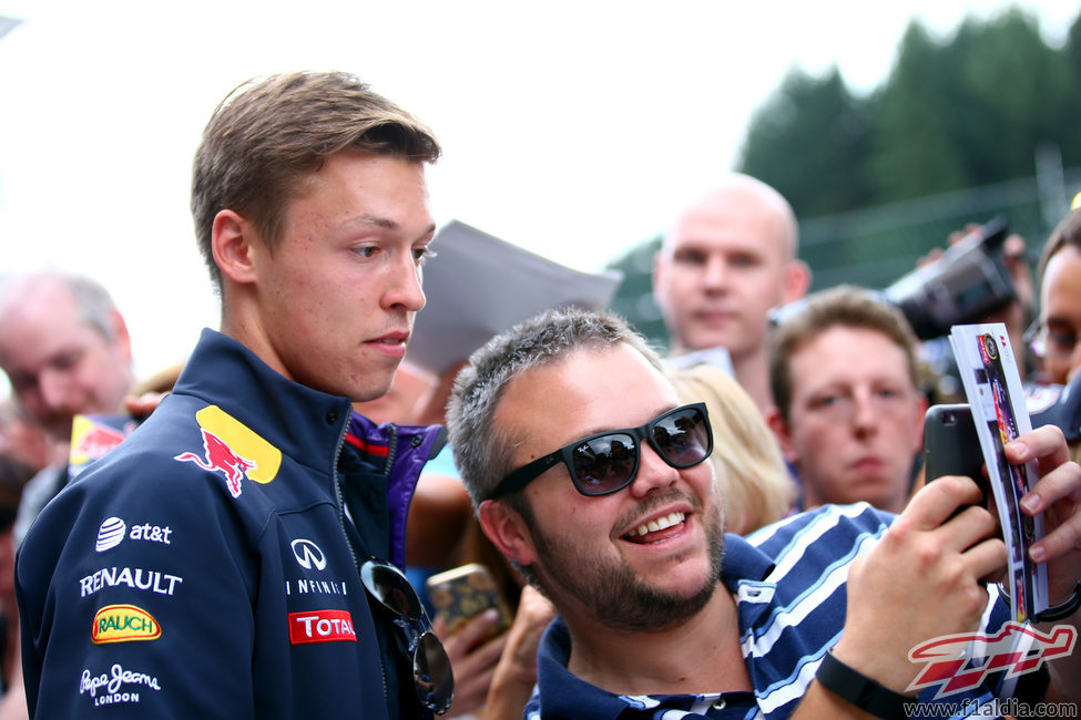 Fotos con los aficionados para Daniil Kvyat