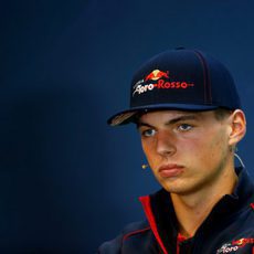 Un serio Max Verstappen acude a la rueda de prensa de la FIA