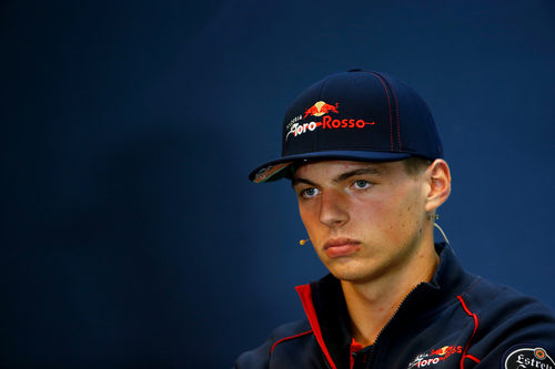 Un serio Max Verstappen acude a la rueda de prensa de la FIA