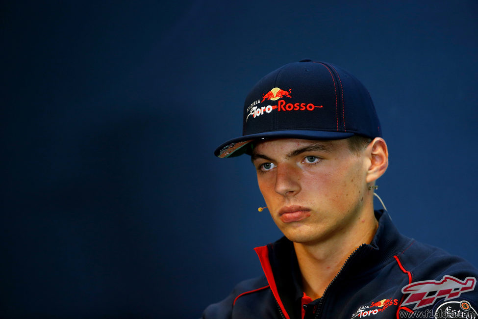 Un serio Max Verstappen acude a la rueda de prensa de la FIA