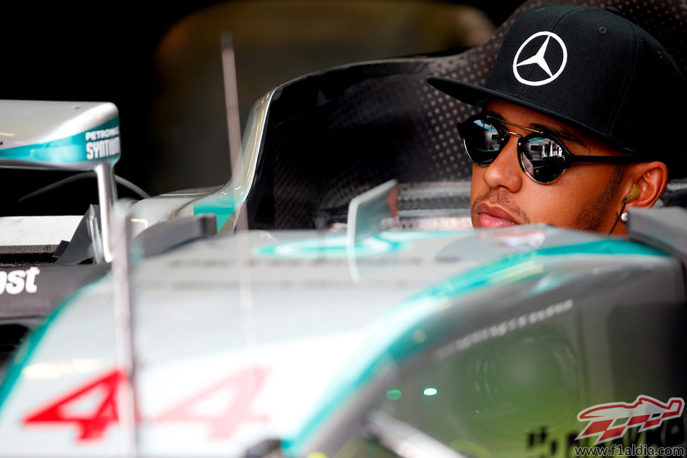 Lewis Hamilton prueba su asiento para el fin de semana