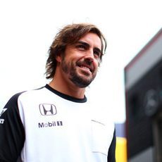 Un sonriente Fernando Alonso llega al cirtuito de Spa-Francorchamps