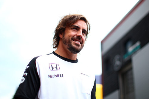 Un sonriente Fernando Alonso llega al cirtuito de Spa-Francorchamps