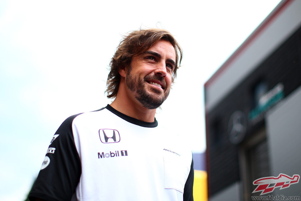 Un sonriente Fernando Alonso llega al cirtuito de Spa-Francorchamps