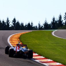 Max Verstappen se ajusta a los límites de la pista