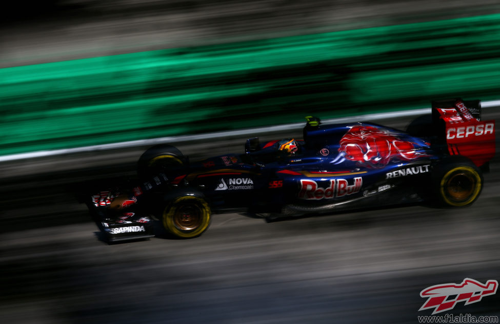 Carlos Sainz exprime su STR10 en el trazado de Spa