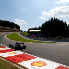 Sergio Pérez afronta la desafiante curva de Eau Rouge