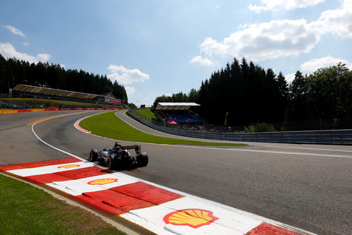 Sergio Pérez afronta la desafiante curva de Eau Rouge