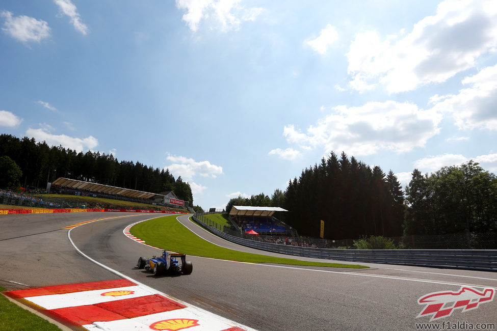 Marcus Ericsson en la subida de Eau Rouge