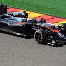 Jenson Button lidia con el MP4-30