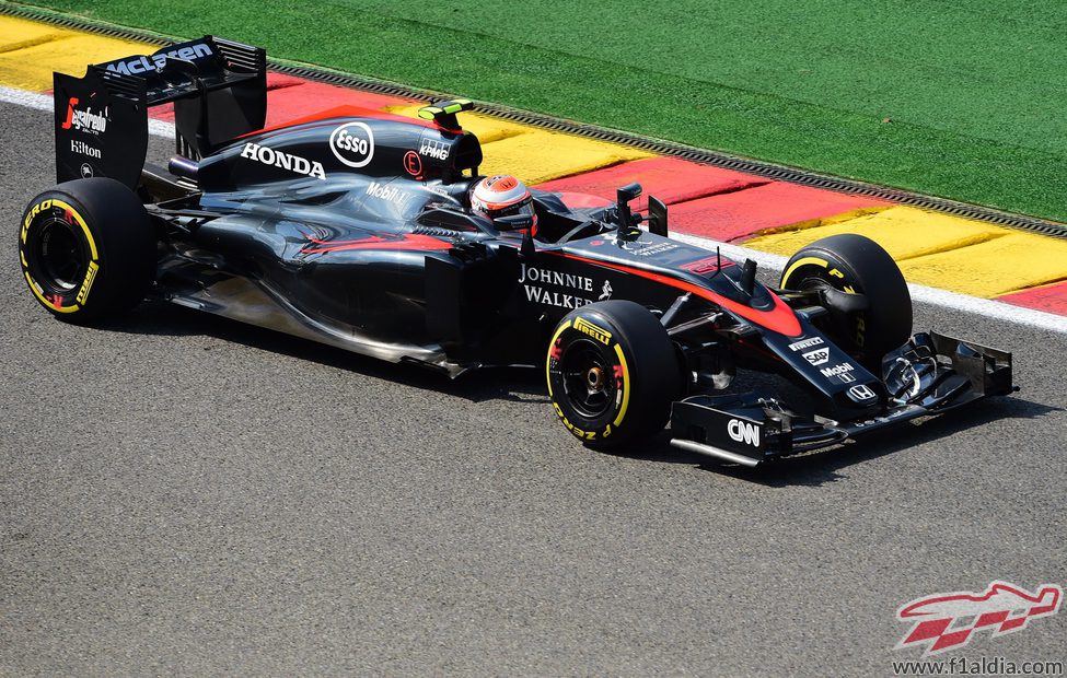 Jenson Button lidia con el MP4-30