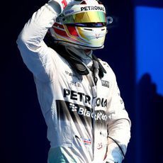 Lewis Hamilton saluda tras lograr la pole en Bélgica