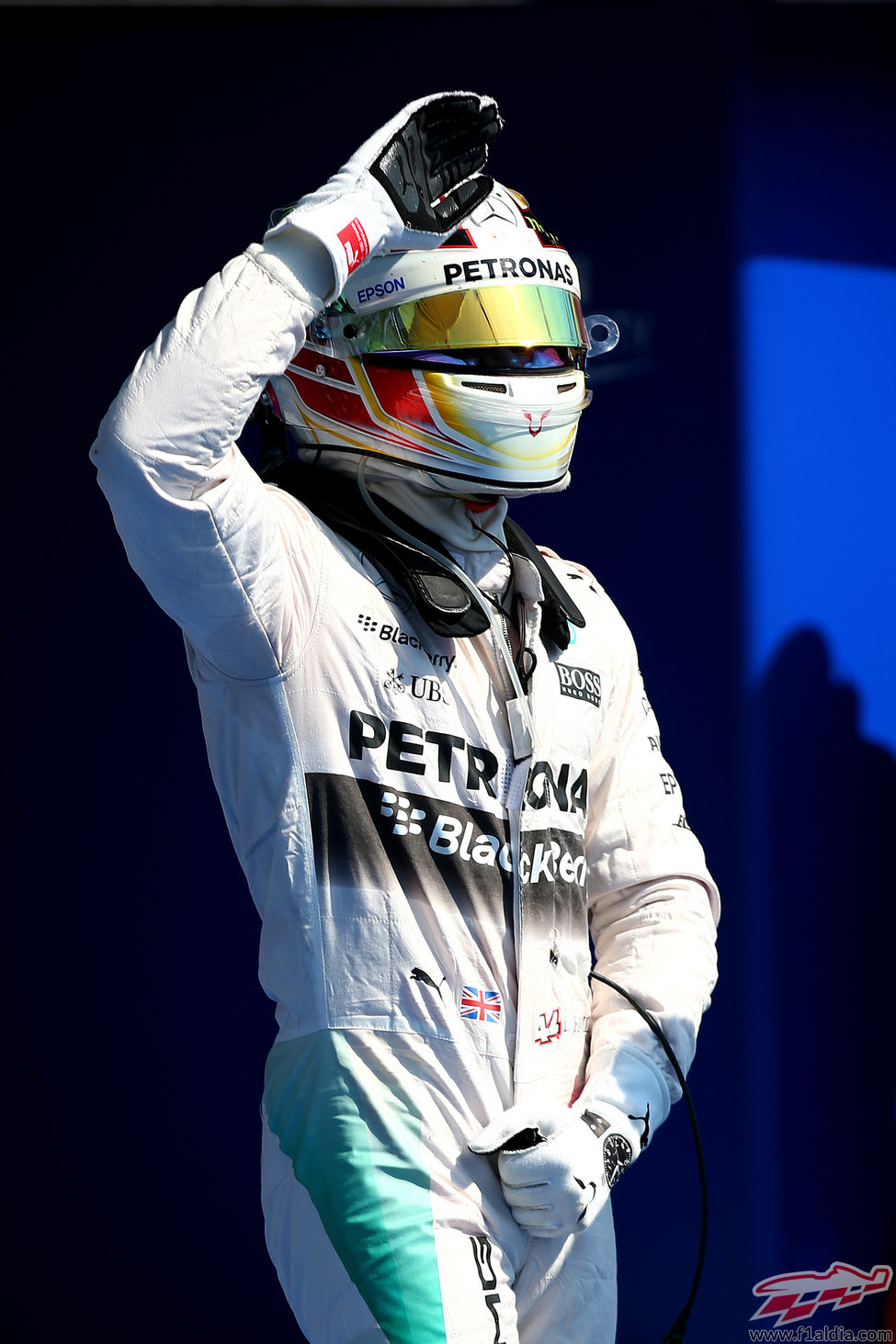 Lewis Hamilton saluda tras lograr la pole en Bélgica