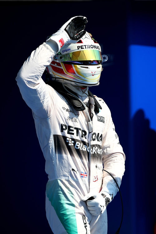 Lewis Hamilton saluda tras lograr la pole en Bélgica