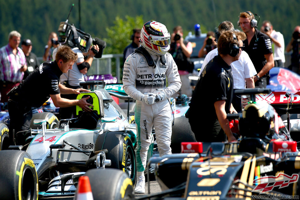 Lewis Hamilton finaliza la clasificación con la pole