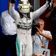 Lewis Hamilton celebra su victoria