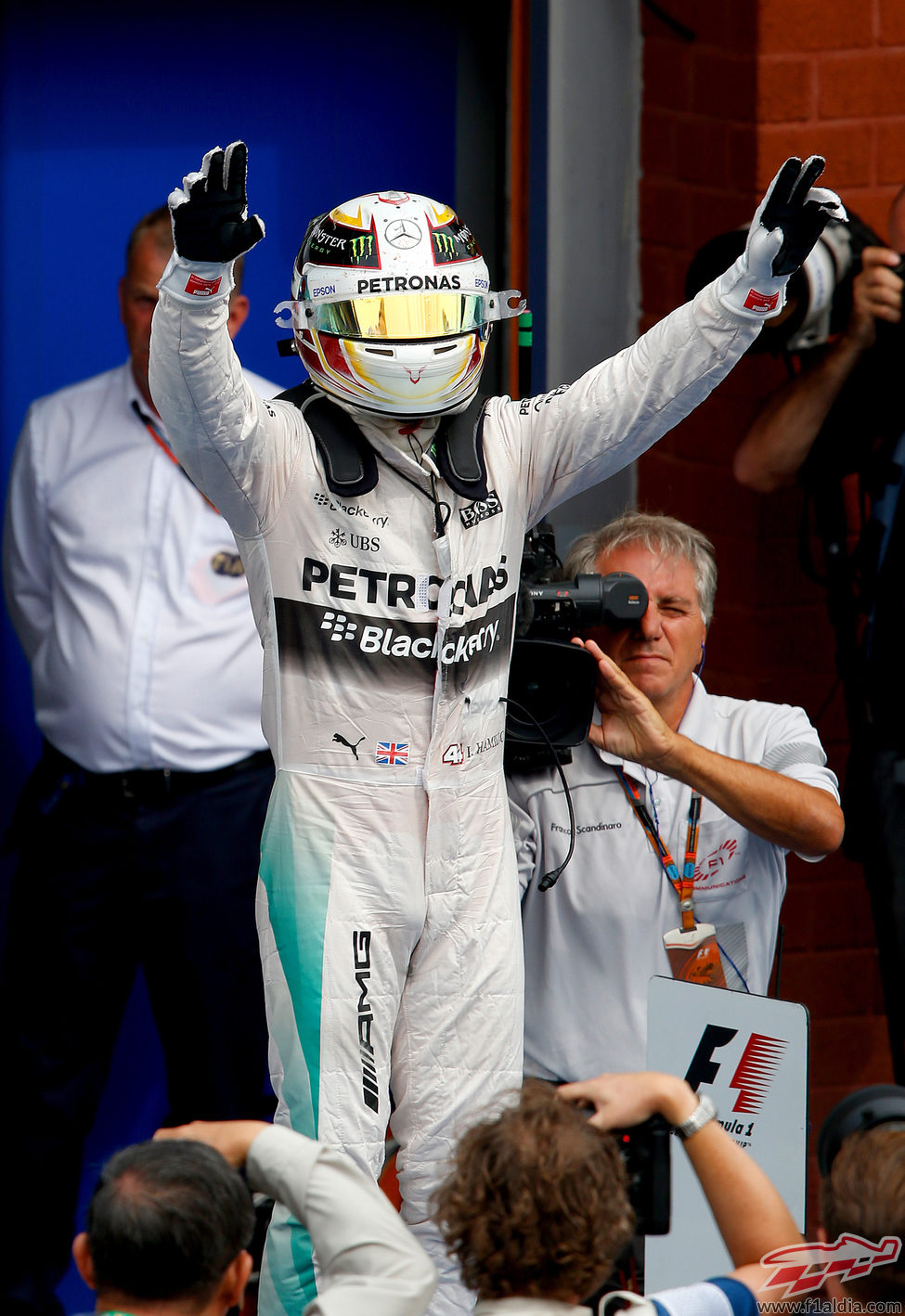 Lewis Hamilton celebra su victoria