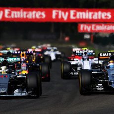 Lewis Hamilton y Sergio Pérez luchando por posición