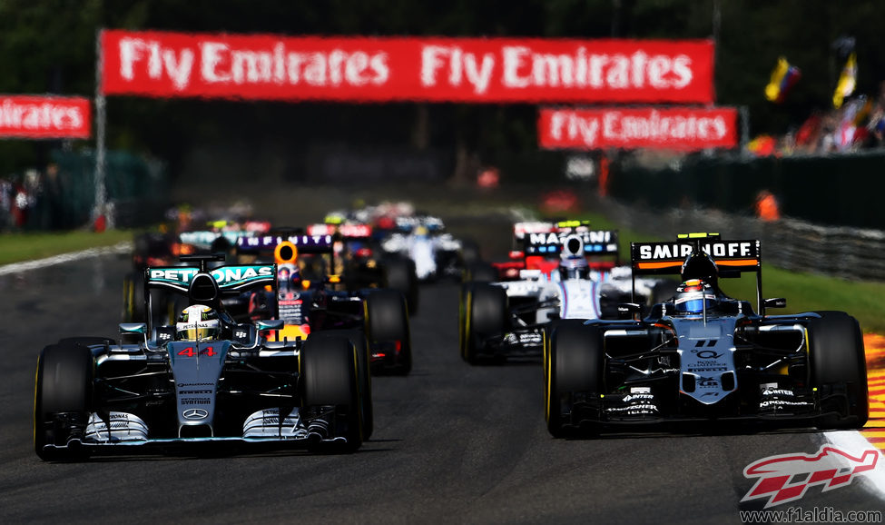 Lewis Hamilton y Sergio Pérez luchando por posición